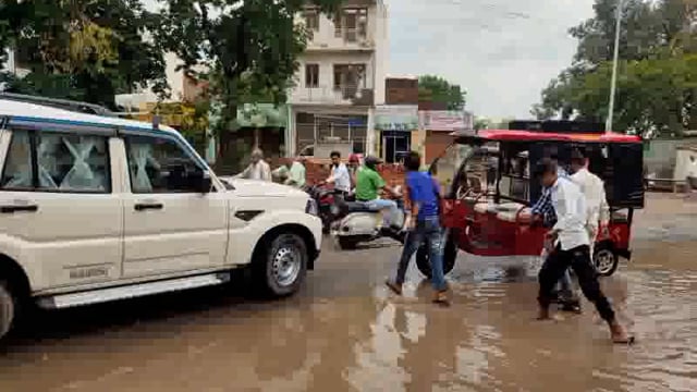 महोली रोड पर सड़क में हुए जलभराव व गड्ढे दे रहे है दुर्घटनाओं को अन्जाम ग्रामीणों में आक्रोश