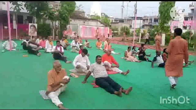 सूरजगढ़ा-अंतर्राष्ट्रीय योग दिवस के अवसर पर सूरजगढ़ा में कई स्थानों पर योग सिखाया गया सैकड़ों की संख्या में जुटे लोग