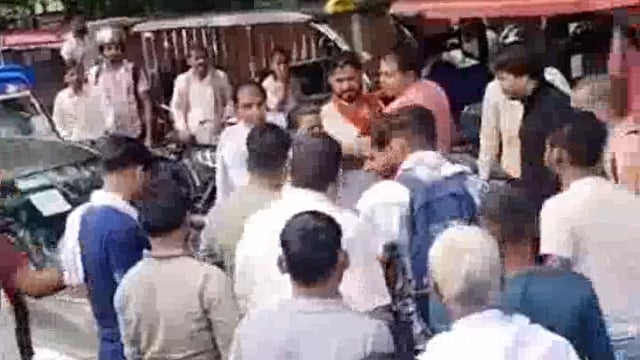बीएसए कॉलेज के समीप चाचा भतीजी अधिवक्ता से दबंगों ने की मारपीट वीडियो हुआ वायरल रिपोर्ट दर्ज