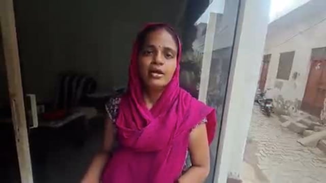 आगरा के एत्मादपुर में अभिषेक दीक्षित और उसके परिजन आये दिन पीड़ित  मोना को पीटते हैं और घर से भगा देते हैं,और दहेज मांग 