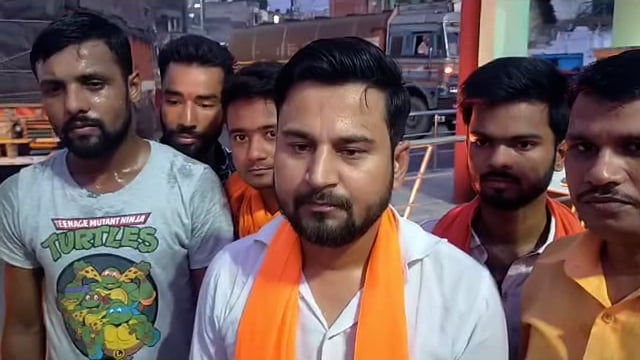 बलरामपुर:आदि पुरुष फिल्म को लेकर युवाओं ने निर्माता निर्देशक का फूंका पुतला।