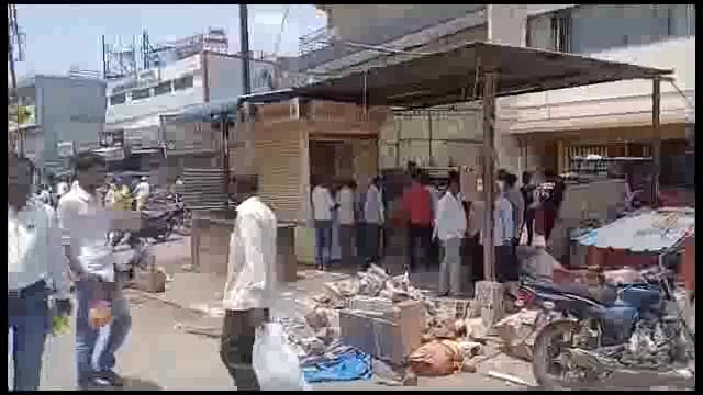 शहरातील अतिक्रमण हटविल्याचा मुख्याधिकाऱ्यांनी केला ढोंग,पत्रकारांच्या आंदोलनाला यश