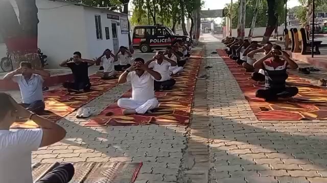 अंतरराष्ट्रीय योग दिवस पर बाघराय थाना में योग शिविर का हुआ आयोजन। जिसमें थाना प्रभारी एवं समस्त थाना स्टाफ मौजूद रहा।