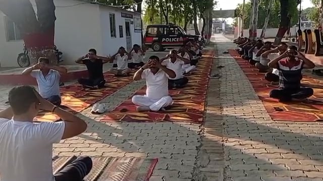 प्रतापगढ़ जिले के बाघराय थाना परिसर में थानाध्यक्ष त्रिलोकी नाथ पांडे की अगुवाई में योगा का कार्यक्रम हुआ संपन्न,