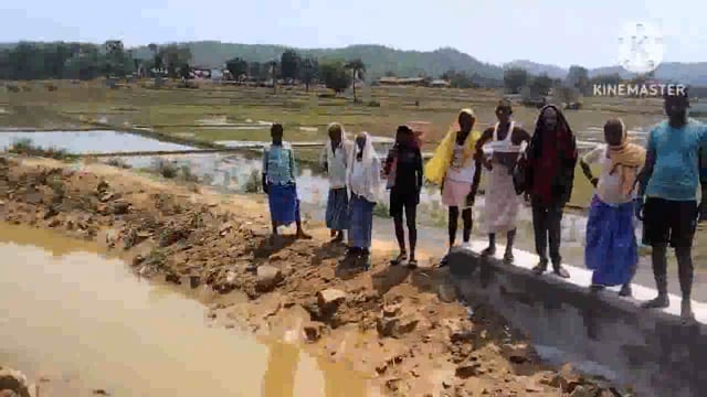 बरसात की पहली बारिश में2माह पूर्व मरम्मत की गई नहर टूटी, ग्रामीणों ने प्रदर्शन कर सिंचाई जेई मुर्दाबाद के लगाए नारे