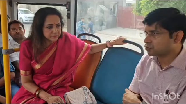 मथुरा की सांसद सैने तारिका हेमा मालिनी नए अंदाज में बस में सफर करते नजर आई