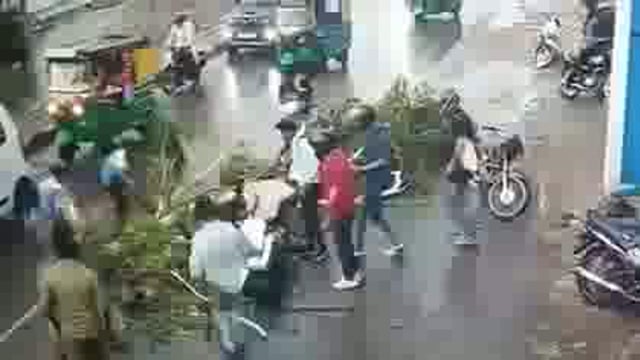 आगरा में आंधी बारिश से हुआ हादसा