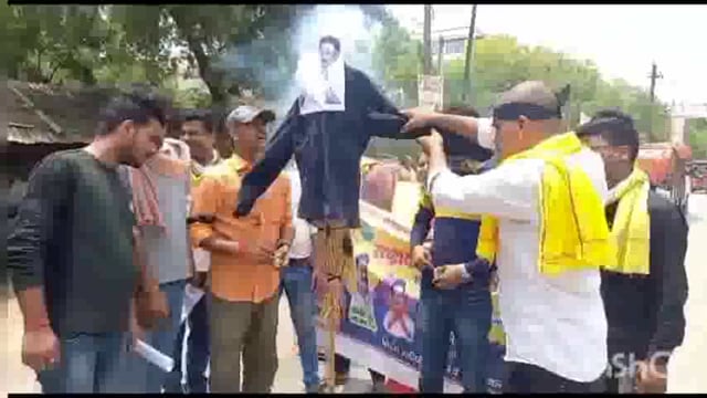 लखीसराय शहर के जमुई मोड़ के समीप जन जन पार्टी के कार्यकर्ताओं ने तमिलनाडु के मुख्यमंत्री स्टालिन का पुतला किया दहन