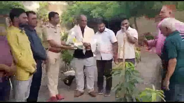 पोलीस निरीक्षक परमेश्वर यांनी शहरातील बेघर निवारा केंद्राला दिली भेट