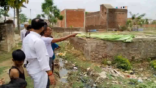 अध्यक्ष विकास जायसवाल ने नगर पंचायत इटवा के विभिन्न वार्डों का किया निरीक्षण नगर कि समस्या से हुए अवगत