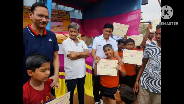 तैराकी प्रशिक्षण प्राप्त सामुदायिक बच्चों के बीच किया गया प्रमाणपत्र व पुरस्कार का वितरण 