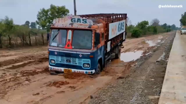 त्या नवीन रस्त्याचे काम निकृष्ट दर्जाचे 