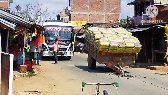 सीमेंट लदा ट्रैक्टर का डाला टूटकर फुल्लीडुमर बाजार के बीच सड़क पर गिरने से सड़क हुआ जाम
