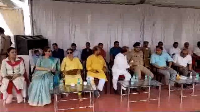 सुल्तानपुर पूर्वांचल  एक्सप्रेस वे की एयर स्ट्रिप पर वायु सेना के विमानों की रिहर्सल का लाइव