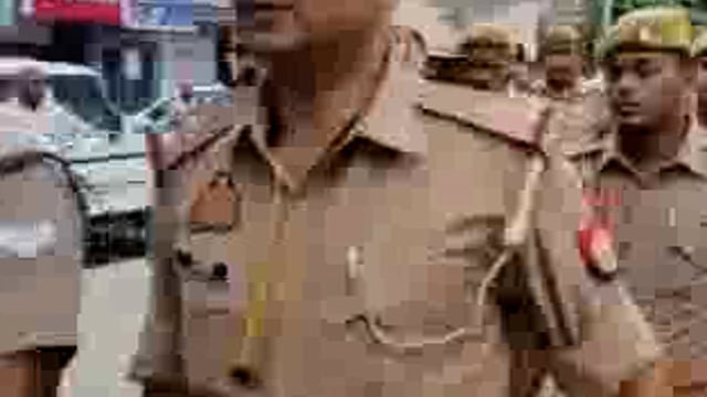 शांतिपूर्ण ढंग से मनाए बकरीद पर्व कस्बा बिस्कोहर में पैदल गश्त के दौरान थाना अध्यक्ष त्रिलोकपुर सूर्य प्रकाश सिंह