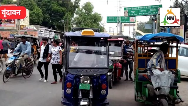 धर्म नगरी में प्रशासन द्वारा रूट बार किराए के बोर्ड लगाकर तय किया गया ई-रिक्शाओं का किराया।