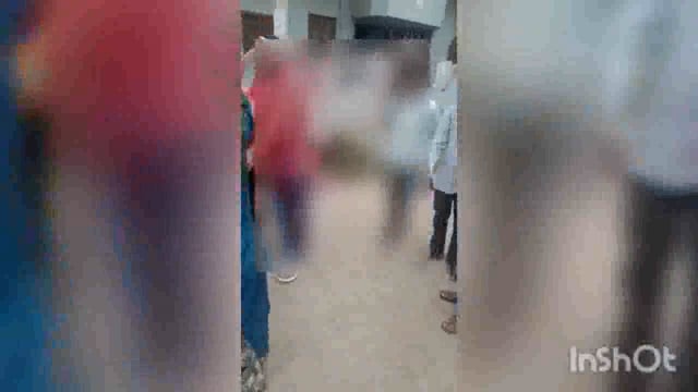 इंद्रा नगर कॉलोनी में दोस्त की पत्नी व भांजी के साथ अश्लील हरकत करने वाले शख्स की महलाओं ने चप्पलों से की पिटाई 