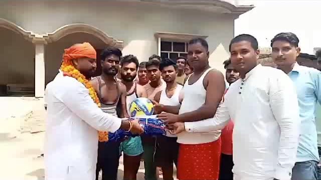 समाजसेवी ने खिलाड़ियों को खेल सामग्री देकर किया उत्साहवर्धन, लोगों ने की भूरी भूरी प्रशंसा