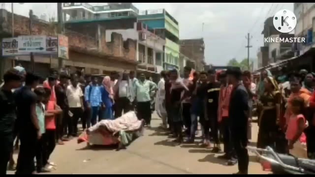 ट्रक की चपेट में आने से मधुबन गांव के 25 वर्षीय युवक की हुई मौत, गुस्साए ग्रामीणों ने खेसर मुख्य सड़क को किया जाम
