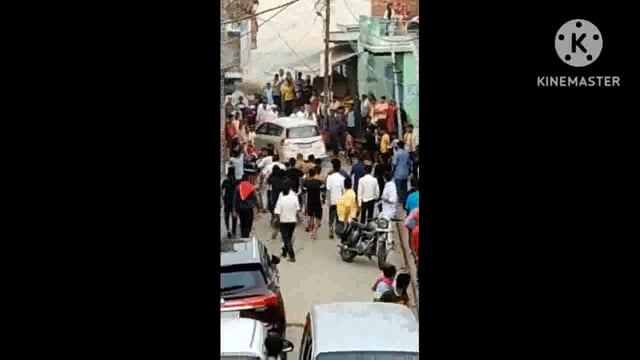पुलिस की मौजूदगी में जमकर चले लाठी , पत्थर