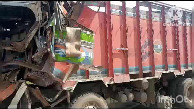 राष्ट्रीय राजमार्ग एनएच 80 सूरजगढ़ा स्थित नंदपुर ढाला के करीब दो ट्रक की भिड़ंत में एक ट्रक हुआ छतिग्रस्त 