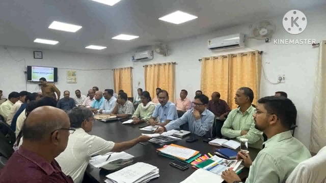 जिला पदाधिकारी ने लंबित पत्रों की समीक्षा बैठक; दिए आवश्यक दिशा निर्देश 