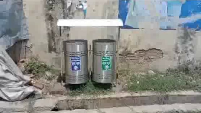 नगर पंचायत इटवा में जगह जगह रखे जा रहे डस्टबिन लोगों से उसी में कचरा डालने की की जा रही अपील