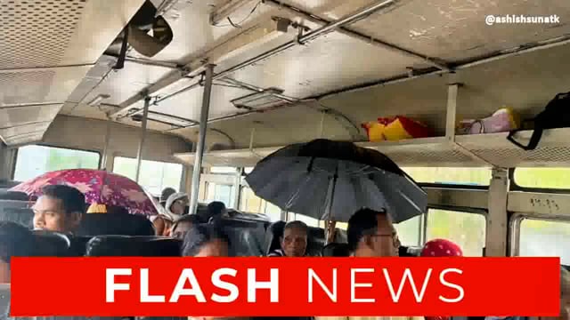 प्रवाश्यांचा चक्क बसमध्येच छत्र्या धरून प्रवास...!