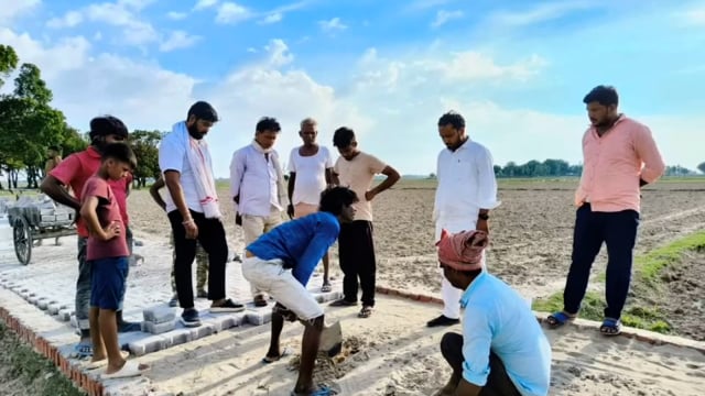 मुड़िला चंदन राय में हो रहे इंटरलॉकिंग कार्य का अध्यक्ष विकास जायसवाल ने किया निरीक्षण