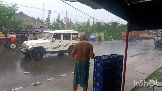 सूरजगढ़ा-भीषण गर्मी के बाद झमाझम बारिश होने पर वारिस का मजा उठाते बुजुर्ग