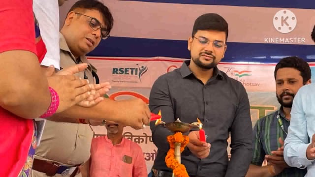 रोजगार सह मार्गदर्शन मेला का डीएम ने दीप प्रज्वलित कर किया उद्घाटन 