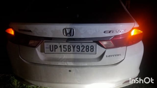 यमुना एक्सप्रेस वे पर टायर फटने के चलते कार डिवाइडर से टकराई 2 लोग हुए घायल