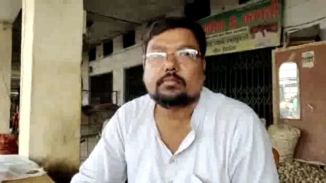 बलरामपुर: टमाटर मंहगाई से हुआ लाल सुनिए क्या कुछ कहते हैं आढ़ती।