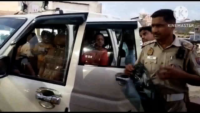 मथुरा के मसानी चौराहे पर ट्रैफिक पुलिस द्वारा चेकिंग अभियान के तहत दो दर्जन से ज्यादा गाड़ियों के काटे चालान