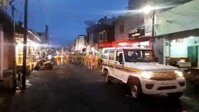 बकरी ईदच्या पार्श्वभूमीवर शहरात पोलिसांनी काढला रूट मार्च