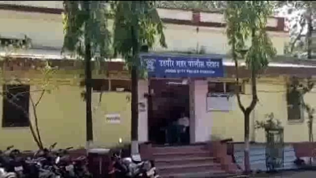 तळवेस येथे एकास मारहाण करून मोबाईल व 2 हजार 700 रुपये काढून घेतले,तिघांवर शहर पोलिसांत गुन्हा दाखल