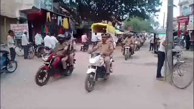 बकरीद की पूर्व संध्या पर रौनापार थाना क्षेत्र में पुलिस ने बाइक फ्लैग मार्च निकालकर अराजक तत्वों को दिया कड़ा संदेश