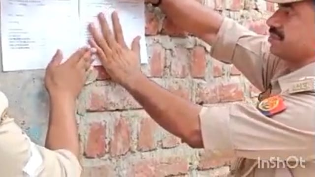 वांछित आरोपियों के घर पर हुई नोटिस चस्पा गांव में कराई गई मुनादी 