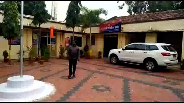 पोलीस ठाण्यामध्ये दिलेली जुनी तक्रार मागे घ्यावी म्हणून महिलेस मारहाण व विनयभंग केल्याचा तीन जणांच्या विरोधात गुन्हा दाख