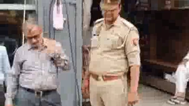 दिव्यांग व्यक्ति की मदद करने पर दरोगा जी की इंसानियत के कायल हुए लोग हो रही प्रशंसा