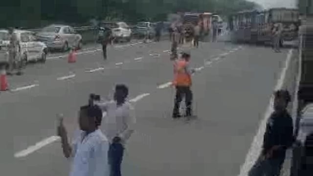 जेवर के समीप आगरा से नोएडा जा रही रोडवेज बस में लगी आग बड़ी दुर्घटना होने से बची  यमुना एक्सप्रेस वे पर लगा जाम