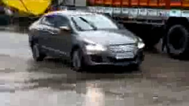 इटवा मेन चौराहे पर गिरा विद्युत तार स्थानीय लोगों ने विद्युत कर्मचारियों को दी सूचना मौके पर पहुंचे विद्युत कर्मचारी