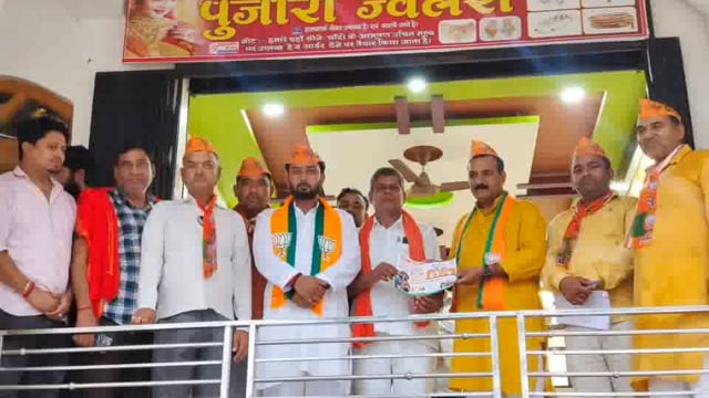 इटवा मंडल के बूथ संख्या 141 142 पर पूर्व बेसिक शिक्षा मंत्री सतीश द्विवेदी की अगुवाई में चलाया गया महाजनसंपर्क अभियान