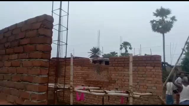 रामचंद्रपुर इटहरी गांव में अर्ध निर्मित आंगनवाड़ी केन्द्र के भवन का दीवाल बारिश में हुआ ध्वस्त।