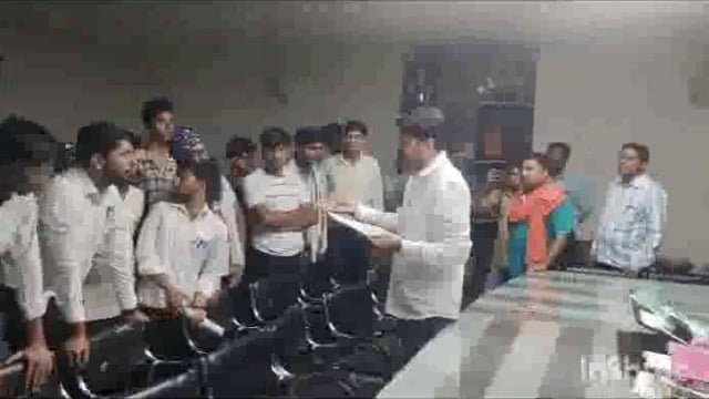 मथुरा के बीएसए कॉलेज के छात्रों ने भरी हुंकार एनएसयूआई के अध्यक्ष ने बीएसए कॉलेज प्रधानाचार्य को सौंपा ज्ञापन