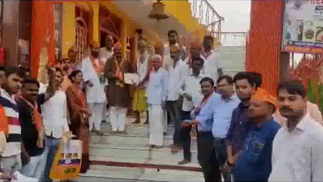 मोदी सरकार के 9 वर्ष पूर्ण होने पर इटवा कस्बे में बेसिक शिक्षा मंत्री सतीश द्विवेदी कि अगुवाई में लगाया गया घर-घर स्टीकर