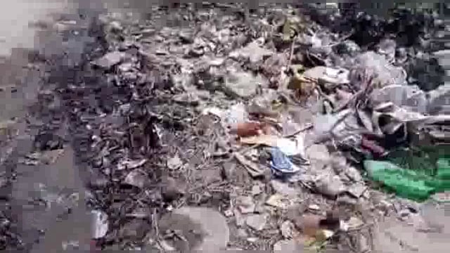 जलजमाव व गंदगी की समस्या से परेशान कप्तानगंज गांव के ग्रामीणों ने किया प्रदर्शन