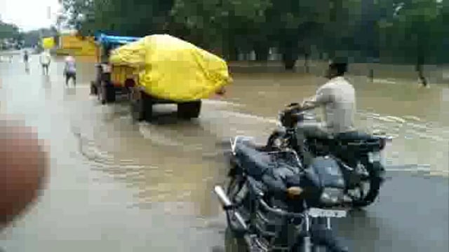 लगातार हो रही बारिश से जिगना धाम मेन रोड पर चढ़ा बरसात का पानी आवागमन बाधित