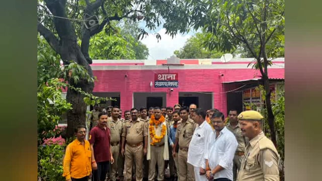 एसओ धनंजय राय के उपर एसपी की गिरी गाज, लाइन हाजिर, स्टाफ़ ने माला फूल पहनाकर किया विदा
फरियादियों से अभद्र व्यवहार,चोरी की घटना को नज़र अंदाज करना पड़ा भारी