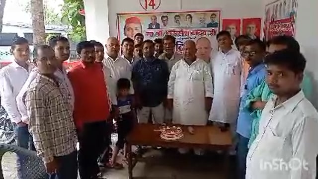 सपा प्रमुख अखिलेश यादव का जन्मदिवस लोक कल्याण दिवस के रूप में केक काटकर मनाया गया